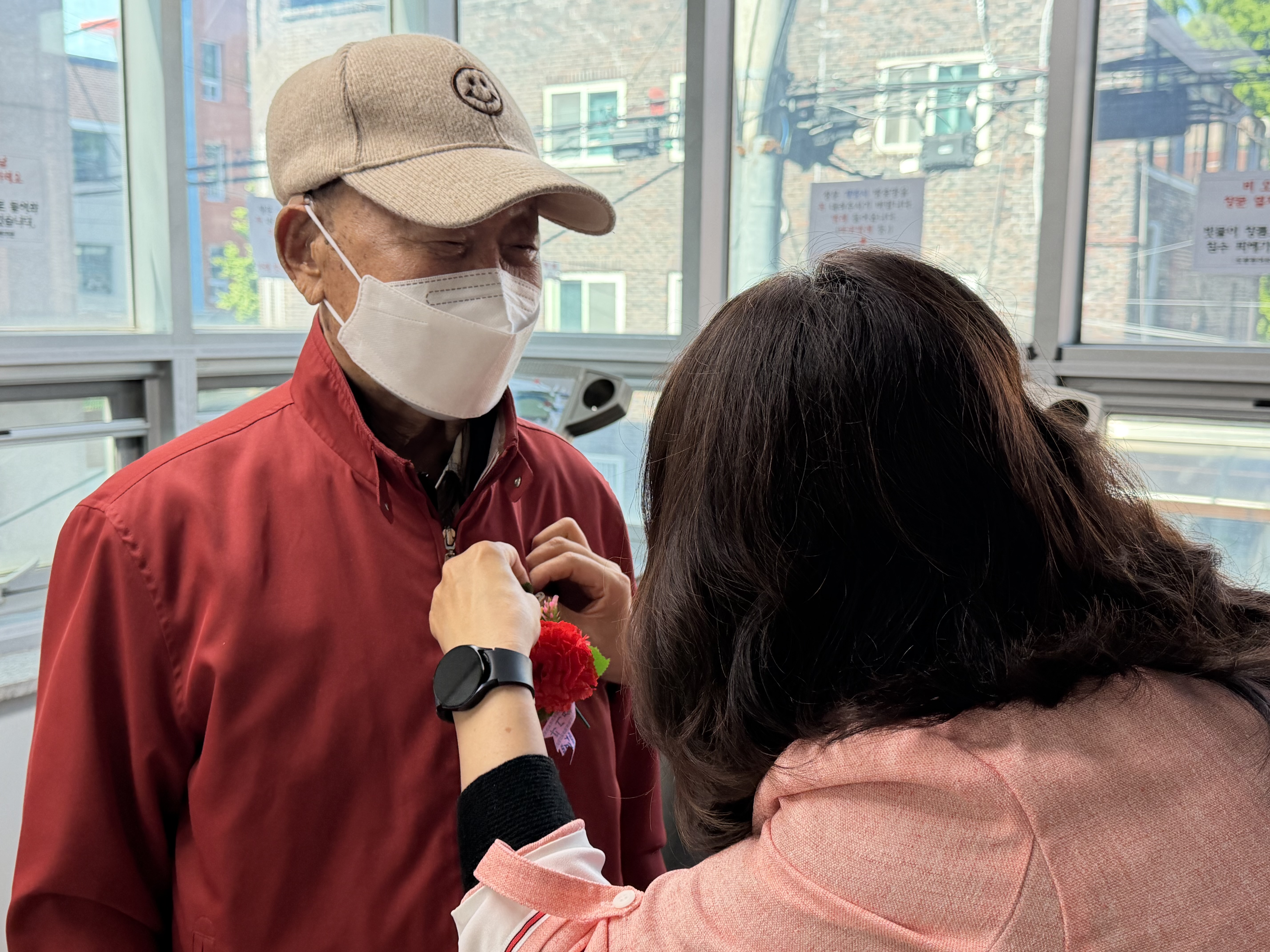 어버이날 기념 '사랑의 카네이션 전달' 